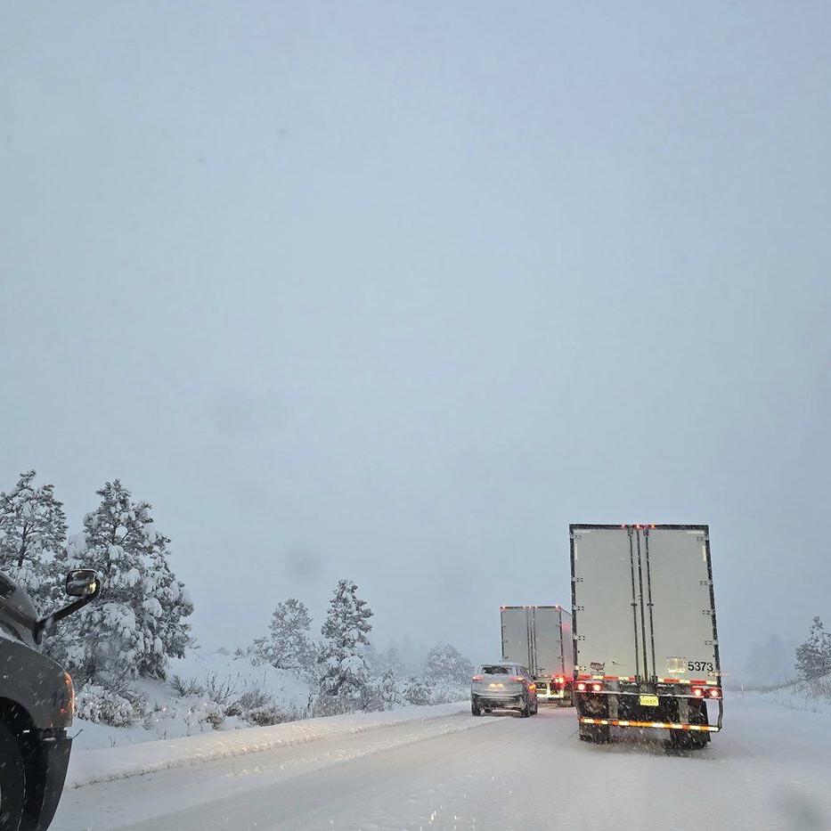 Storm dumps heavy snow on northern Arizona, gridlocking Interstate 40
